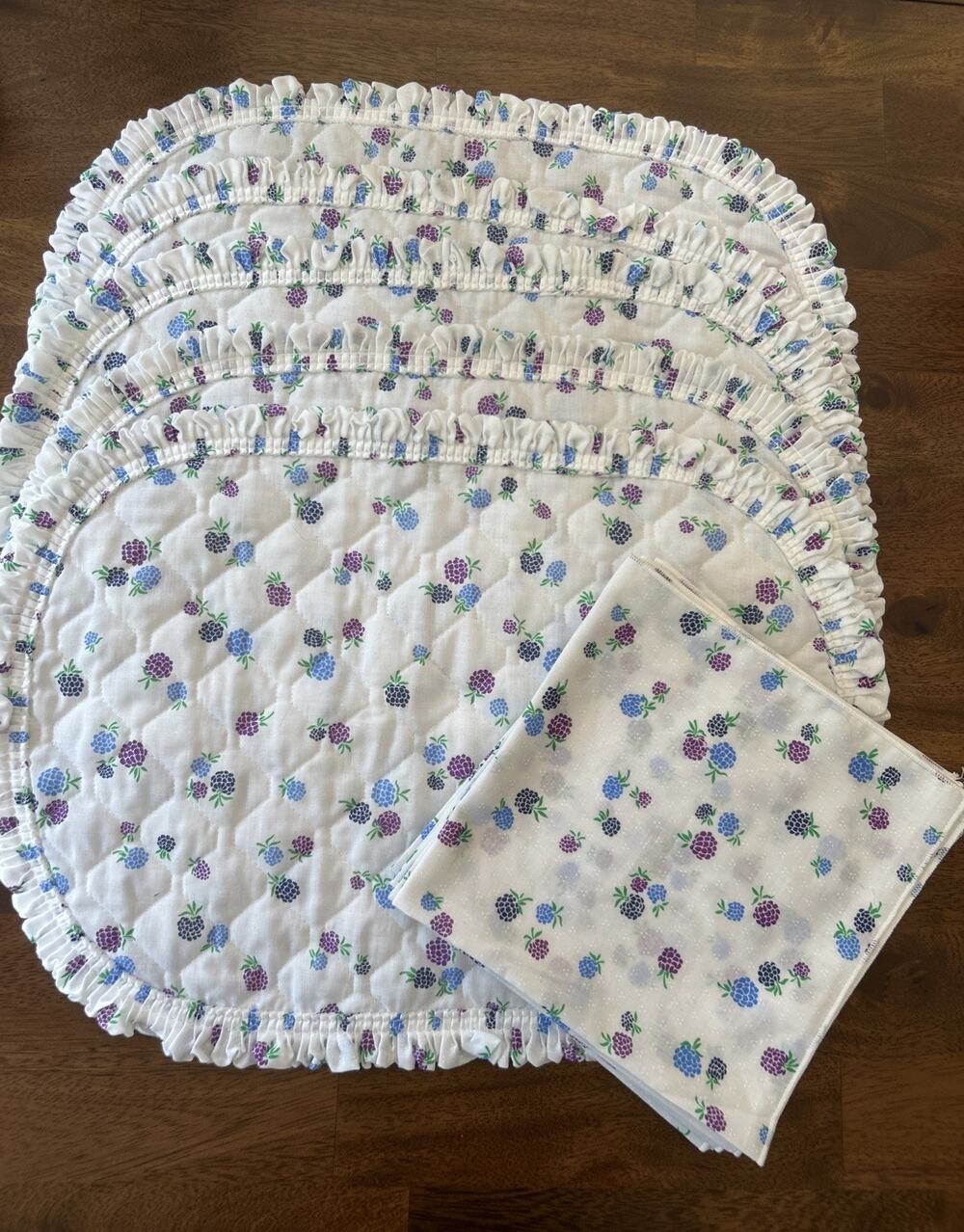 Vtg Quilted Oval Placemats Ruffled Berry Floral Cloth Napkin Set Of 5 10pc Q26